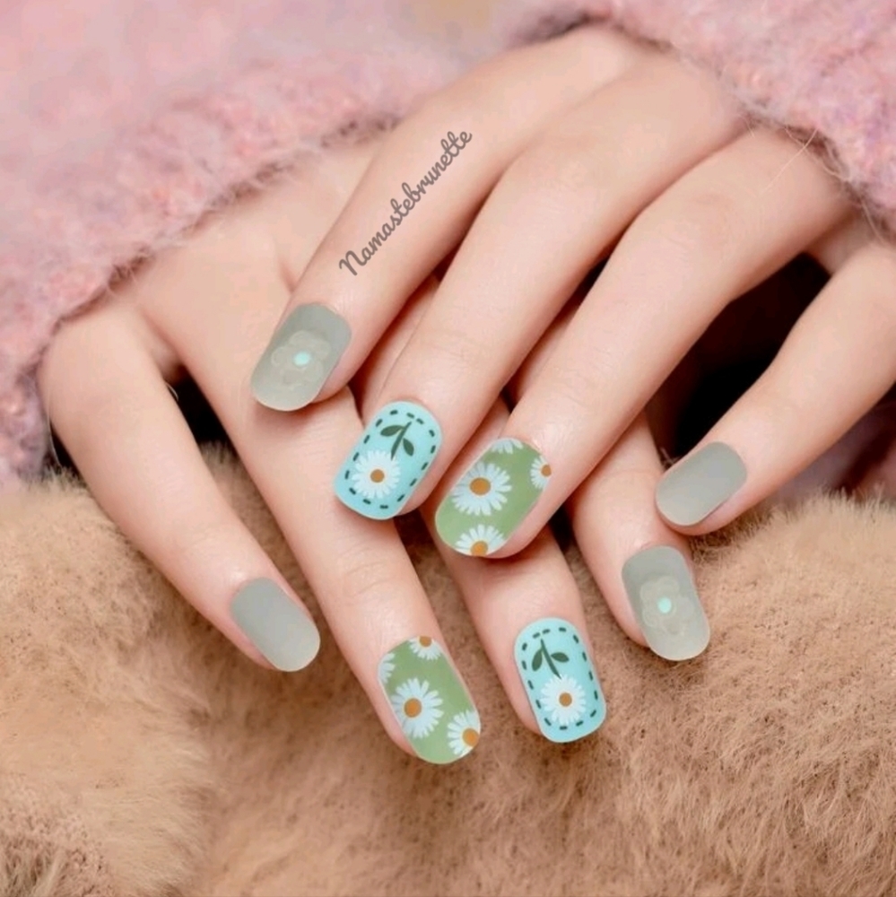 Daisy Press On Nails - Picture 6 of 10
